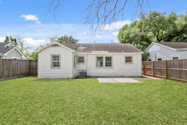 Building Photo - 927 Walling St