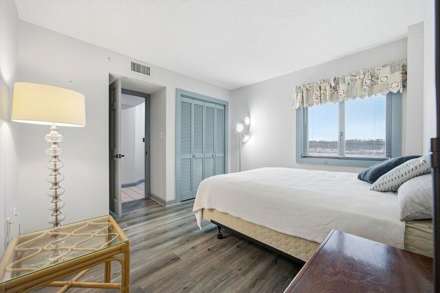 Building Photo - 100 Lands End Blvd