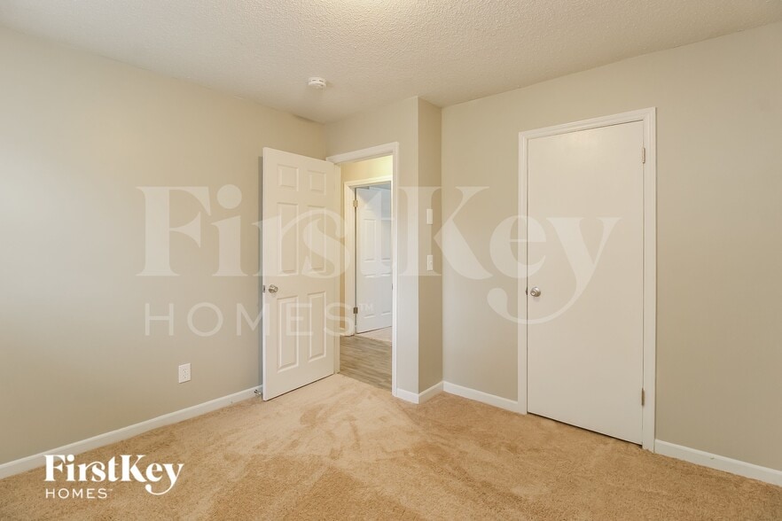 Building Photo - 7642 Pine St