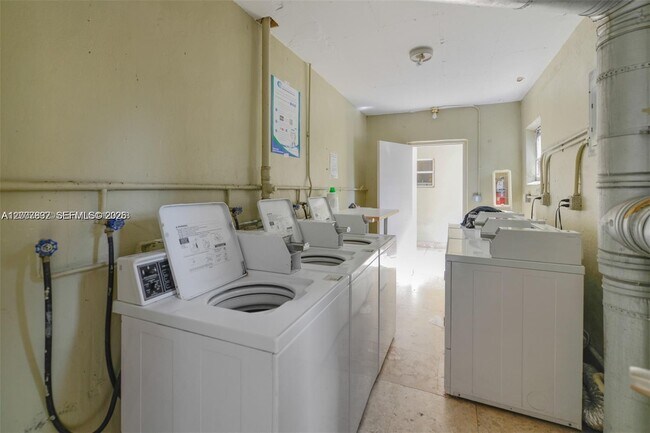 Building Photo - 1441 Lincoln Rd