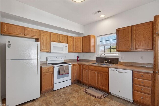 Building Photo - Immaculate Townhome in Camellia Gardens!