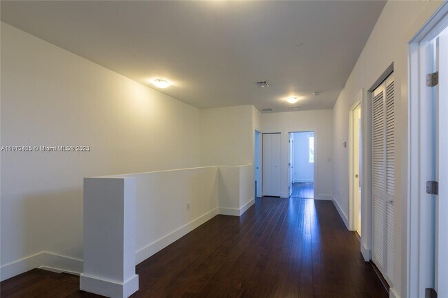 Building Photo - 6839 NW 103rd Ave