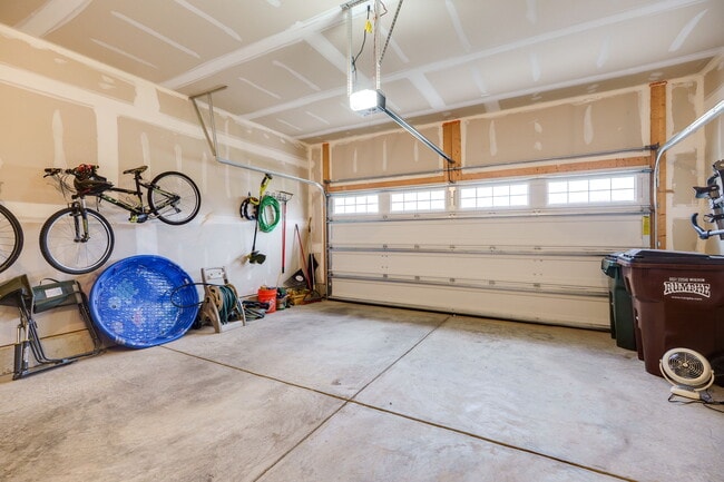 Building Photo - 194 Cresting Rd