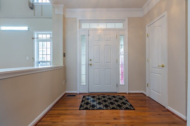 Building Photo - Spacious, Light-Filled Home in the Desirable Broadlands