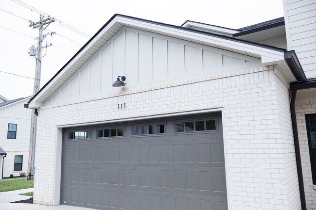 Building Photo - 562 Old Lovers Ln
