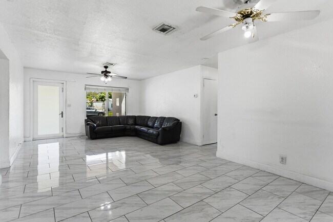 Building Photo - 2748 SW 46th Ct