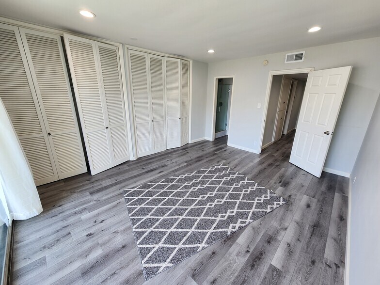 Building Photo - 12744 Moorpark St
