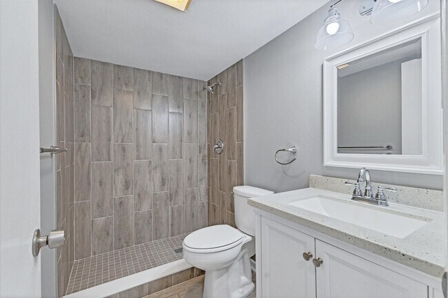 Building Photo - Charming Condo in Prime Sarasota Location ...