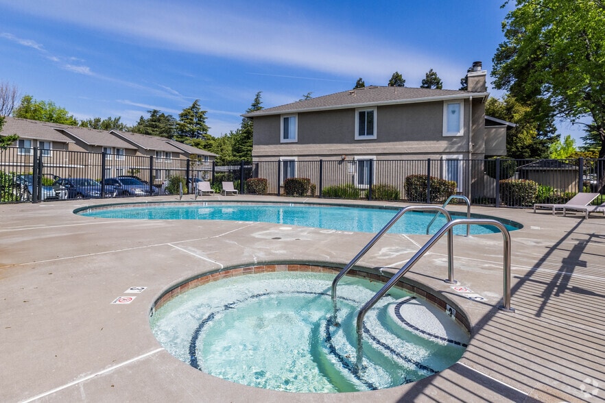 2BR, 2BA - 1002SF pool - River Run