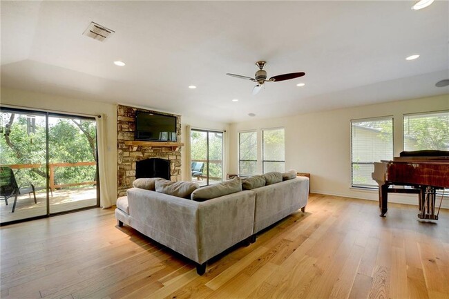 Building Photo - 2303 Doral Dr