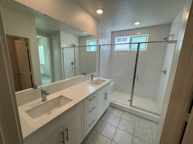 Building Photo - Luxurious 3 Bedroom 2 Bathroom Townhome in...