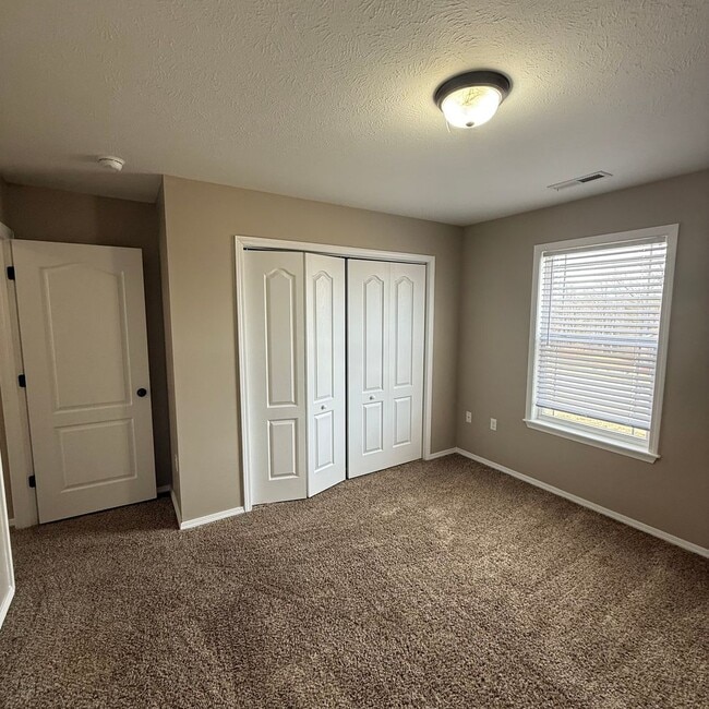 Building Photo - Quiet Country Living - Beautiful Available Now