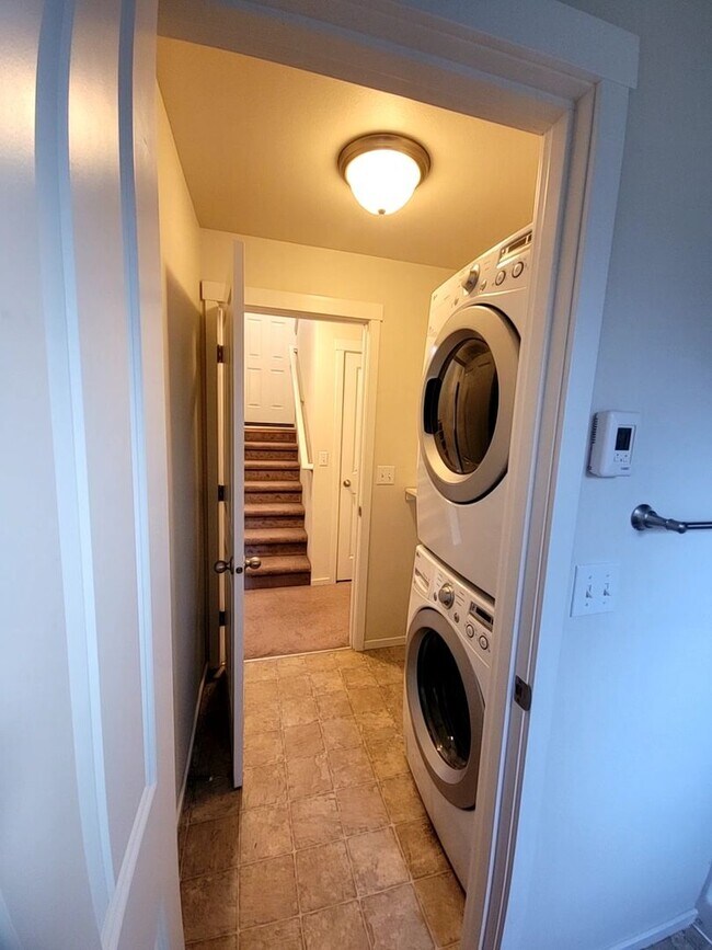 Building Photo - Large 4 Bed Split, Available Now! Pets Okay!