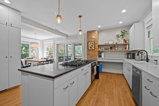 Building Photo - Stunning Historic 4-bedroom home in W Trin...