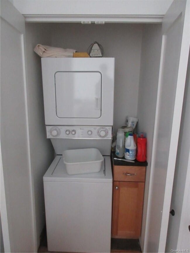 Building Photo - 120 Main St