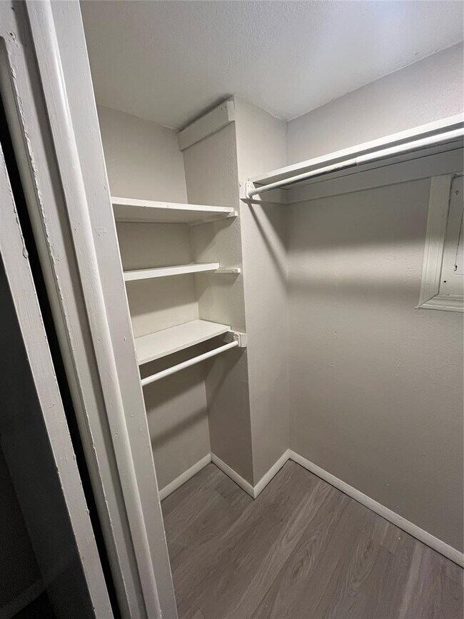 Building Photo - 401 NW 24th St