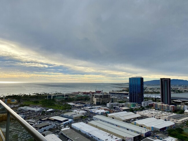 Building Photo - 988 Halekauwila St