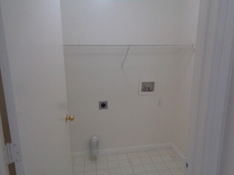 Building Photo - 777 Valley View Dr