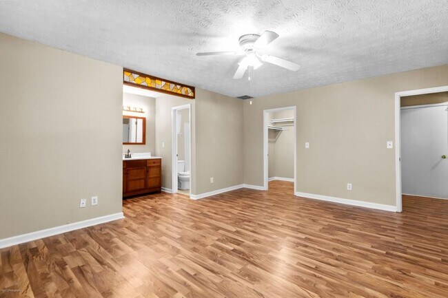 Building Photo - 625 Oxford Hall Dr SW