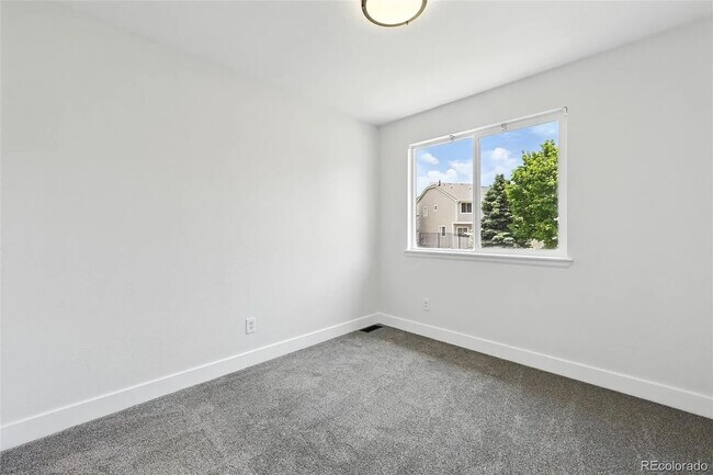 Building Photo - Beautiful, updated, spacious unit!