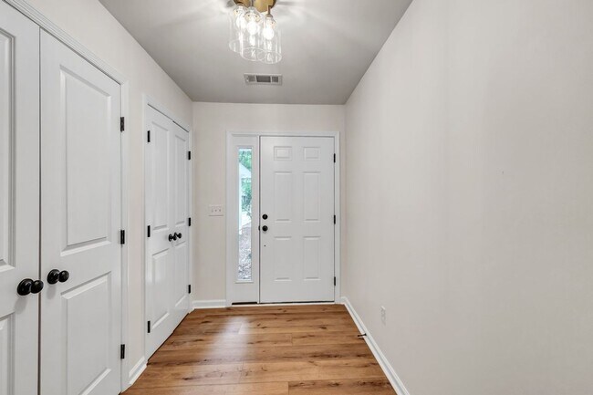 Building Photo - Beautifully Renovated 3 bed/2.5 bath in Ri...