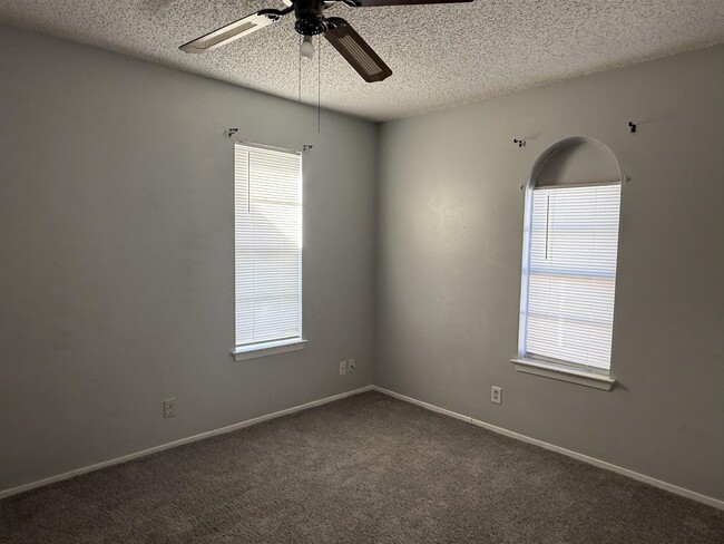 Building Photo - 108 Fiesta Dr