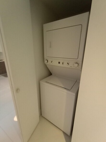 Building Photo - 1010 SW 2nd Ave