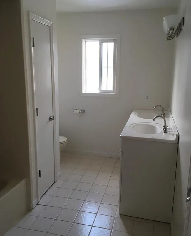 Building Photo - Charming 3-Bedroom Home in the Heart of Berkley