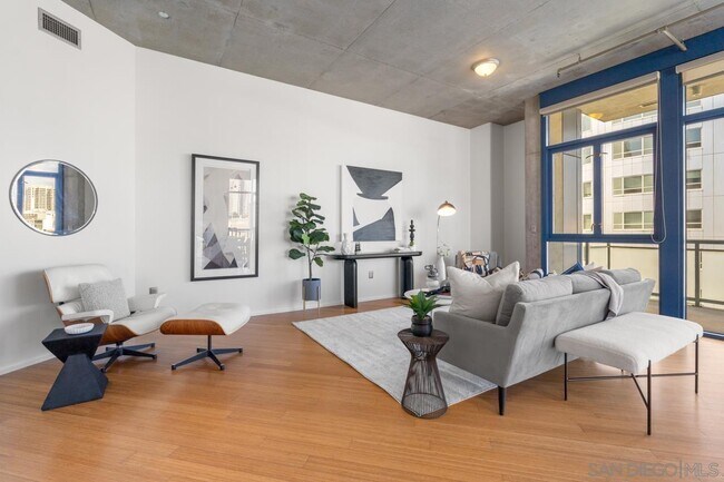 Building Photo - 527 Tenth Ave