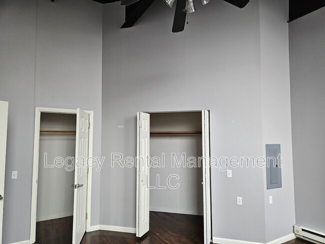 Building Photo - 324 Allen St