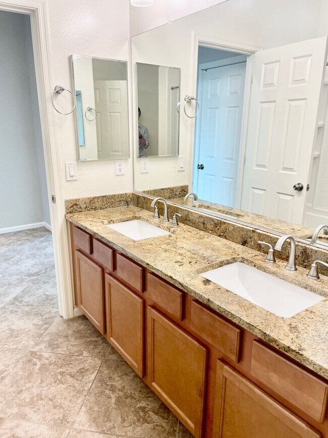 Building Photo - 5 Bedroom/3 Bath Home in Chandler!