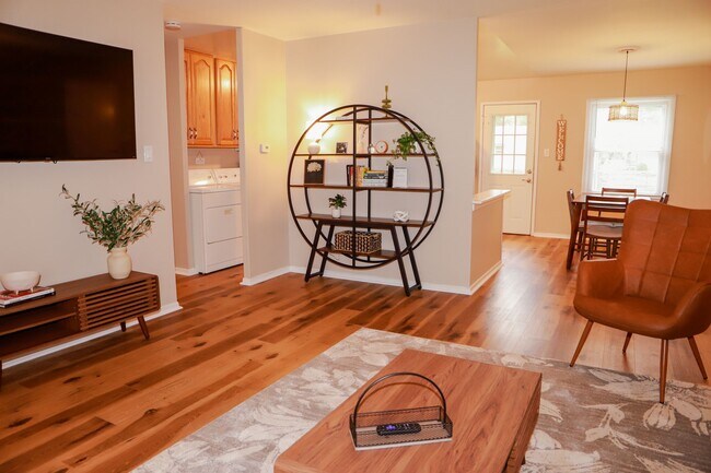 Building Photo - 1714 Carolyn Dr