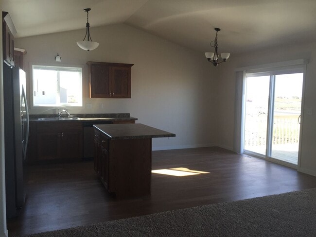 Building Photo - 3 Bed 2 Bath Twin Home