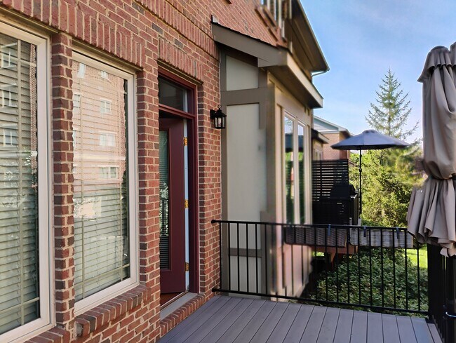 Building Photo - 323 Eden Ave
