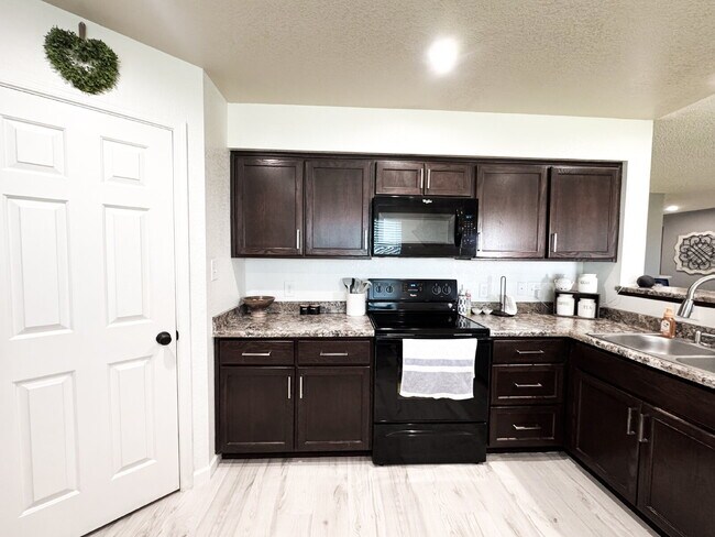 Building Photo - "Spacious 3 Beds, 2 baths Home with Inviti...