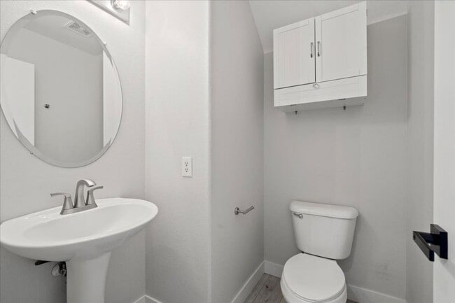 Building Photo - 8141 Dartmoor Ave