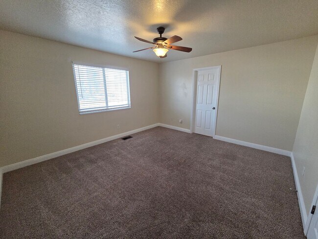 Building Photo - All new paint - super clean and move in ready.