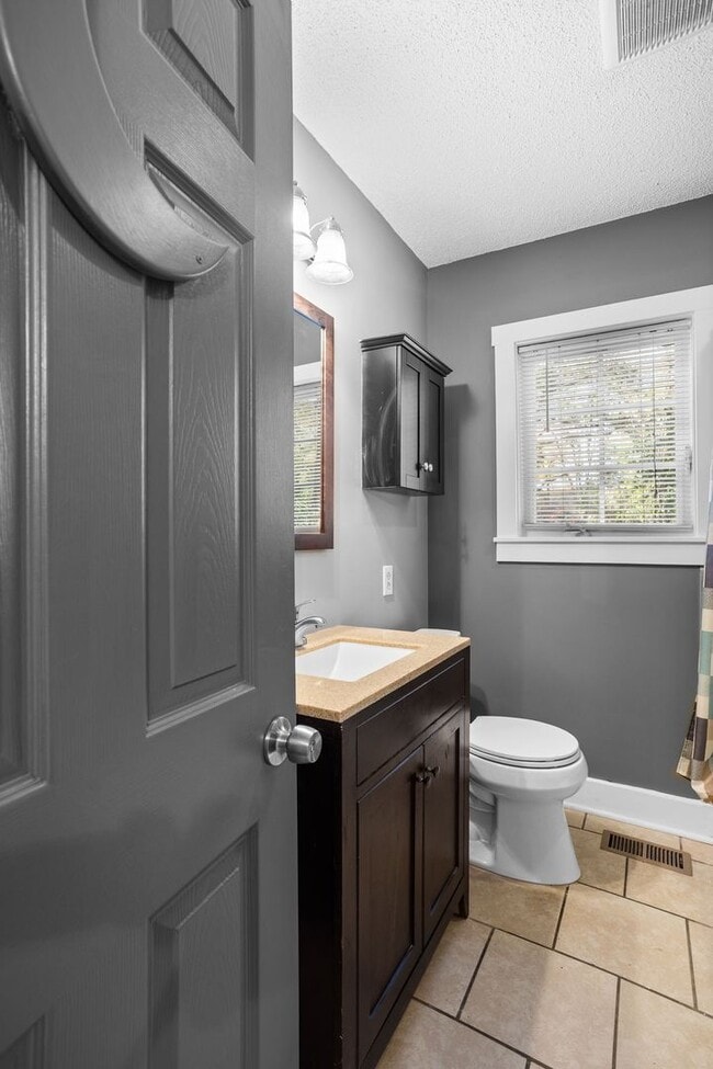 Building Photo - 1 Bedroom 1 Bath Duplex in the Heart of Auburn