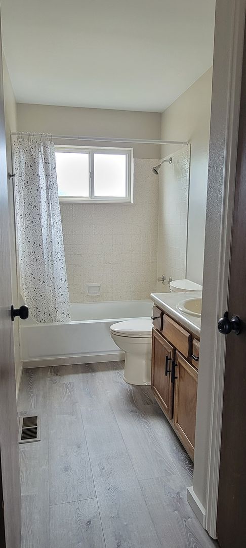Building Photo - 3 Bedroom 1.5 Bathroom Home
