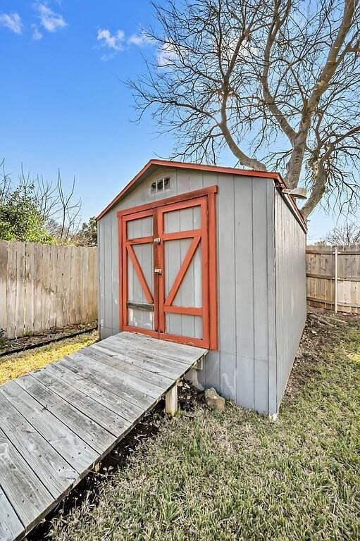 Building Photo - 3205 Village Park Dr