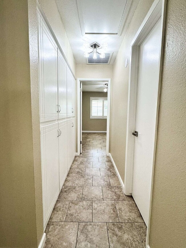 Building Photo - "Newly Updated 3-Bedroom Duplex with 2 Ful...