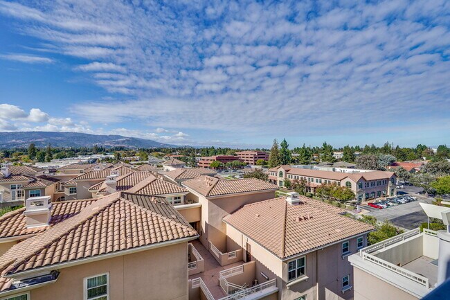 Building Photo - Large 2BR/2BA Condo with Spacious Balcony ...