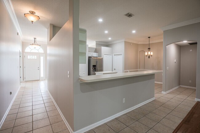 Building Photo - Stunning home in desirable neighborhood