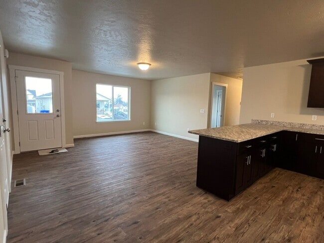 Building Photo - 3 Bedroom Charming Duplex
