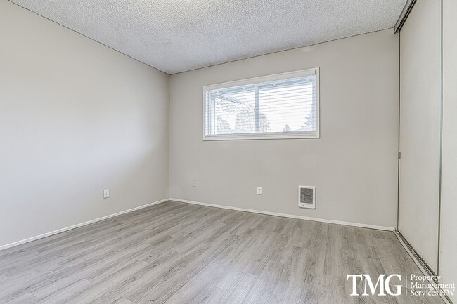 Building Photo - Great 2 Bed 1 Bath NE Gresham Condo - Wate...