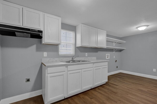 Building Photo - 2 bed 1 bath + laundry