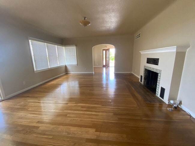 Building Photo - 3 br, 1 bath House - 8227 E. Floral Ave