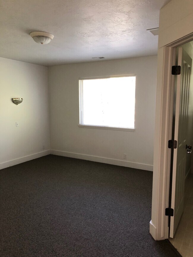 Master Bedroom-upstairs-new paint, carpet and blinds - 1147 E Garfield Ave