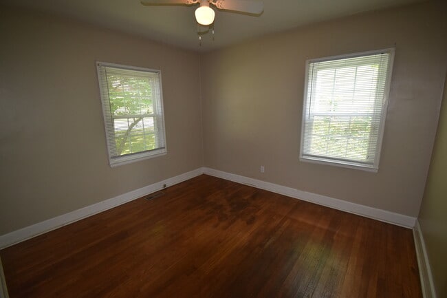 Building Photo - VIRTUAL SHOWINGS AVAILABLE - Cute 3 Bedroo...