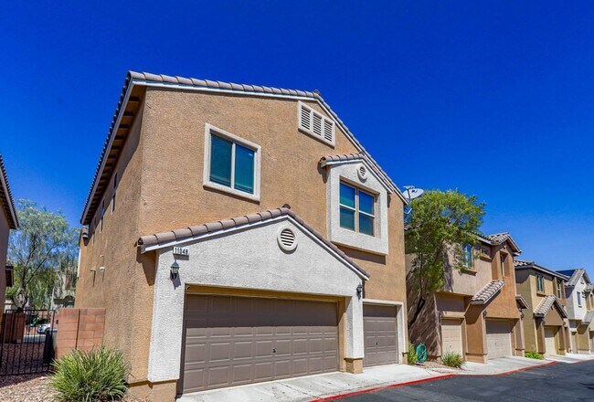 Building Photo - Nicely Upgraded Mountains Edge Gated Commu...